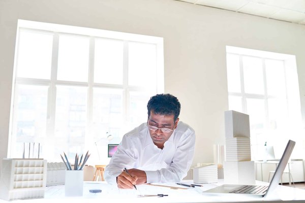 Quelles sont les clés d'une expérience client mémorable dans un bar à thème historique ?